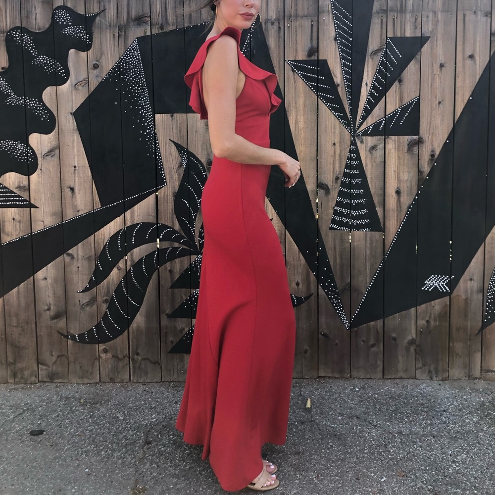 Lulu’s Elegant Red Evening Gown